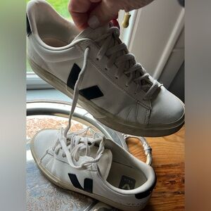 Veja women’s size 8 tennis shoes - great shape